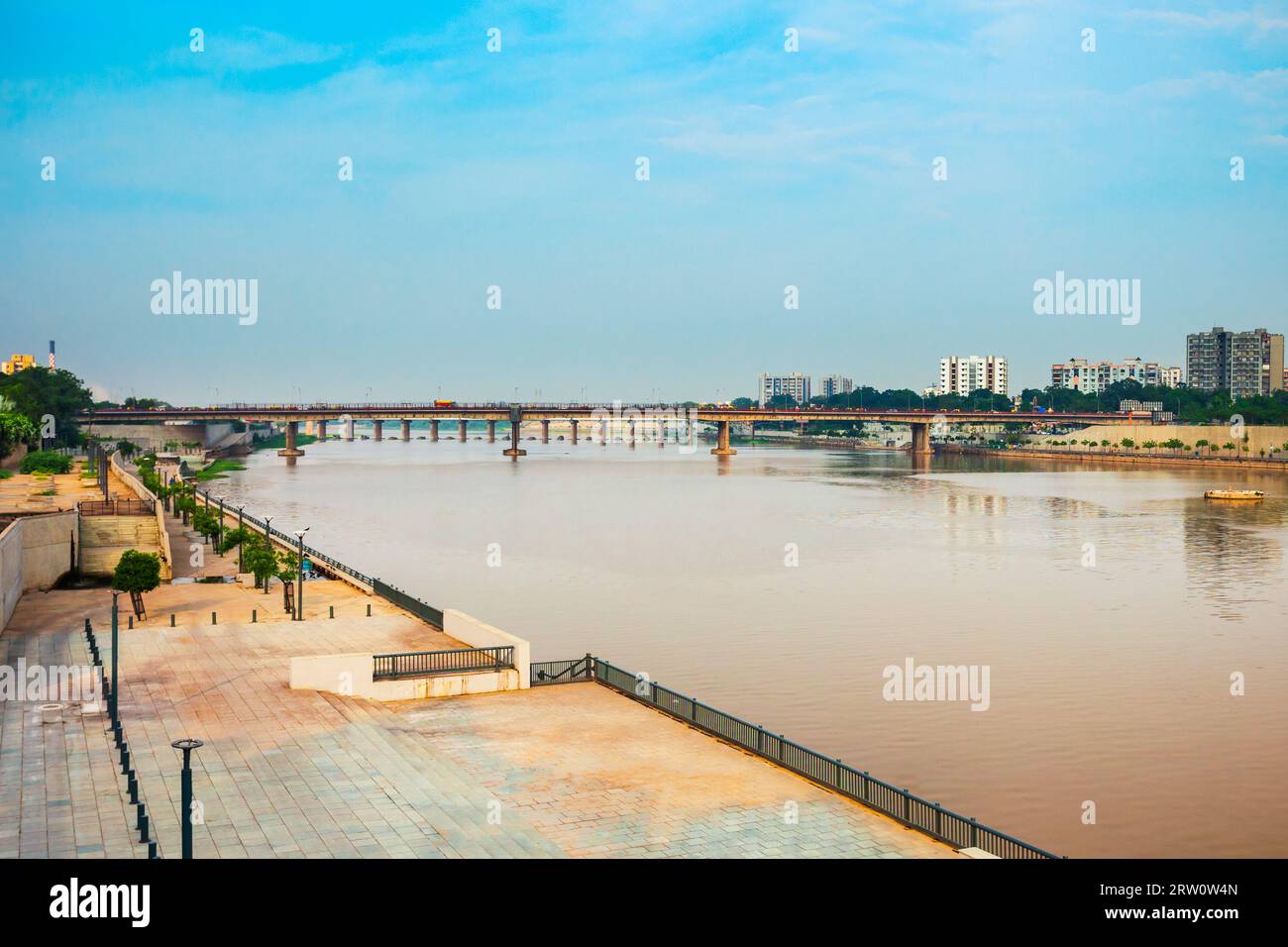 Vista aerea sul fiume Sabarmati vicino a Gandhi Ashram nella città di Ahmedabad, Gujarat stato dell'India Foto Stock