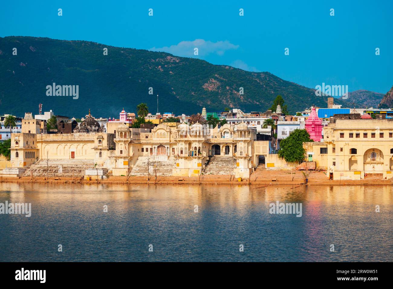 Ghats al lago Pushkar nella città di Pushkar nello stato Rajasthan dell'India Foto Stock