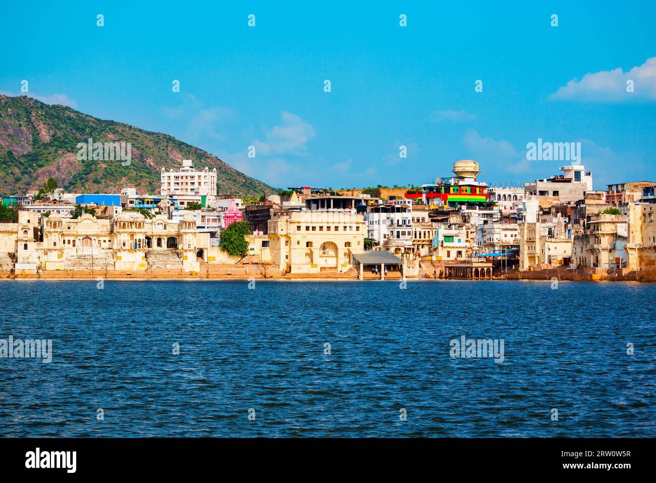 Ghats al lago Pushkar nella città di Pushkar nello stato Rajasthan dell'India Foto Stock