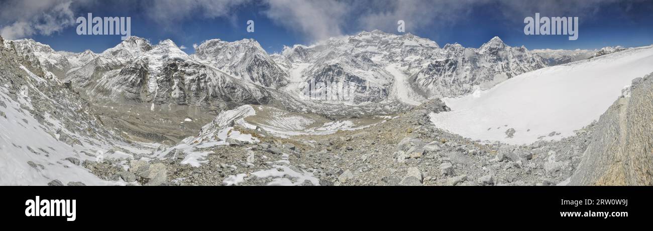Scenic panorama dell Himalaya vicino Kangchendzonga in Nepal Foto Stock