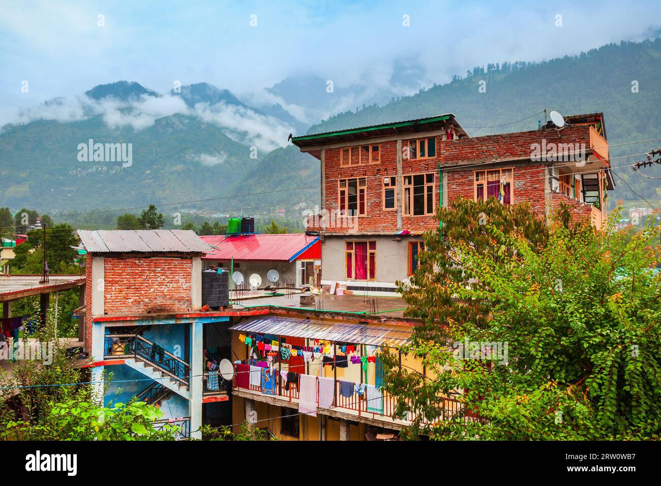 Tipiche case locali nella città di Manali, Himachal Pradesh stato dell'India Foto Stock