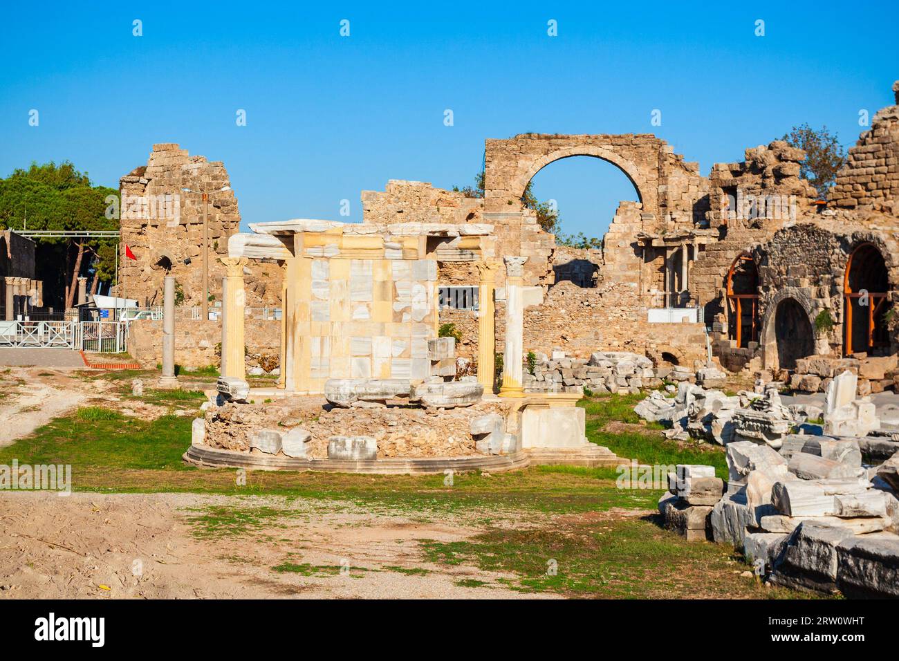 Il Tempio di Side Tyche nell'antica città Di Side nella regione di Antalya, sulla costa mediterranea della Turchia. Foto Stock