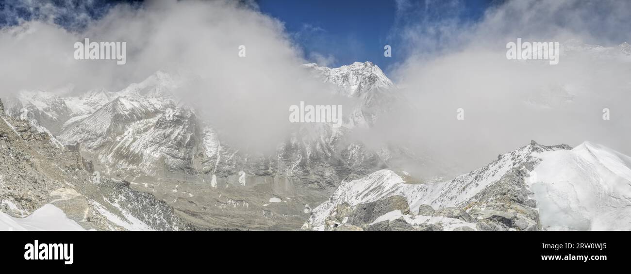 Scenic panorama dell Himalaya vicino Kangchendzonga in Nepal Foto Stock