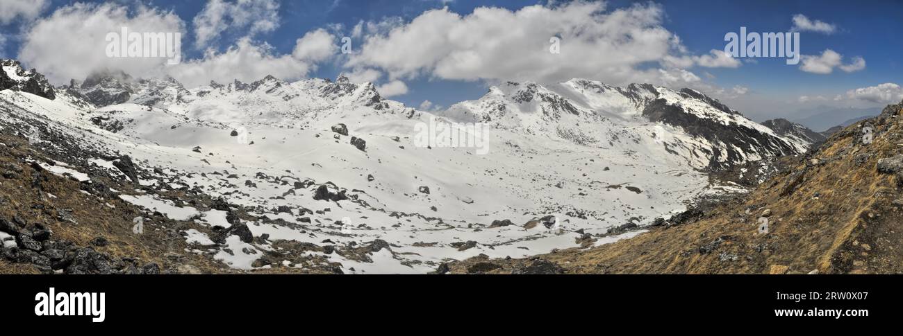 Scenic panorama dell Himalaya vicino Kangchendzonga in Nepal Foto Stock