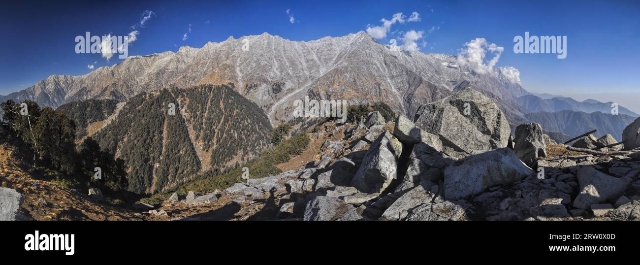 Scenic panorama dell Himalaya in Himachal Pradesh, India Foto Stock