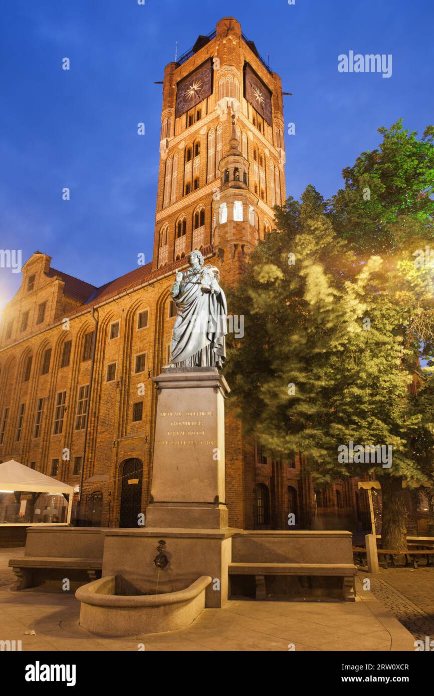 Torun in Polonia di notte, monumento di Nicolaus Copernicus eretto nel 1853 e Municipio della città Vecchia (polacco: Ratusz Staromiejski) Foto Stock