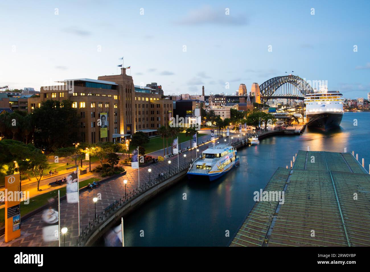 Museo di Arte Contemporanea e di Circular Quay in ora di punta in una sera d'estate a Sydney in Australia Foto Stock