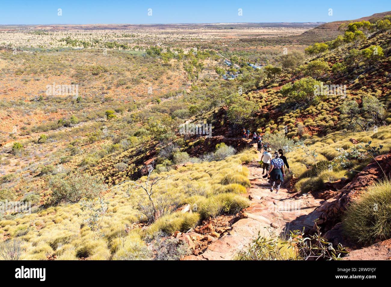 Persone escursione verso il basso una rupe a bordo al Kings Canyon nel Territorio del Nord, l'Australia Foto Stock