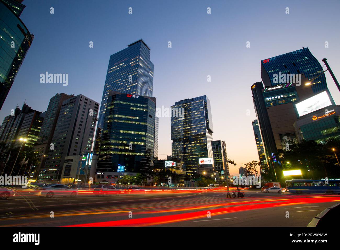 Seoul, Repubblica di Corea, 22 ottobre 2014: Strade di Gangnam in una fresca notte autunnale a Gangnam-GU, Seoul, Repubblica di Corea Foto Stock