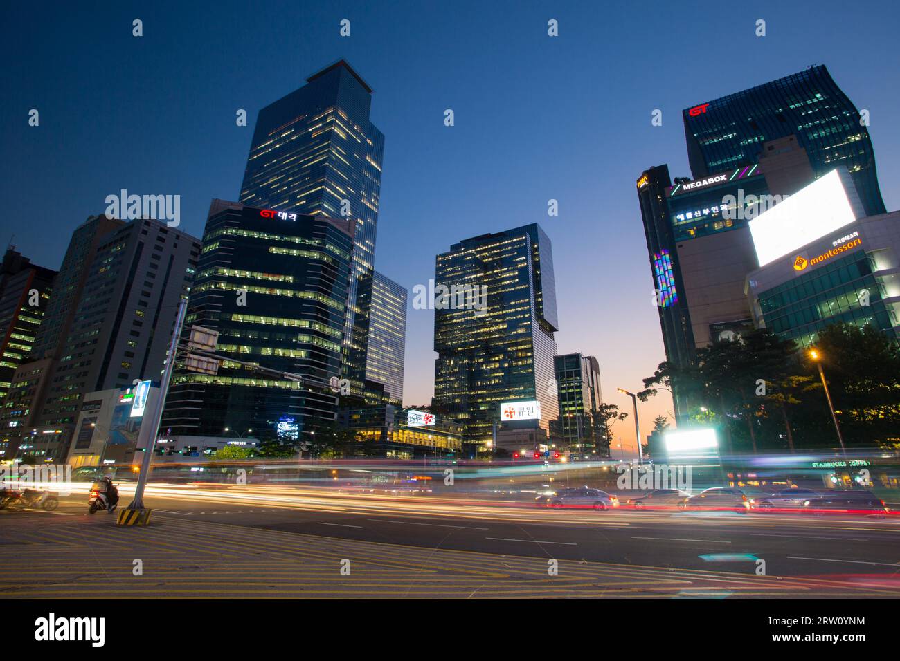 Seoul, Repubblica di Corea, 22 ottobre 2014: Strade di Gangnam in una fresca notte autunnale a Gangnam-GU, Seoul, Repubblica di Corea Foto Stock
