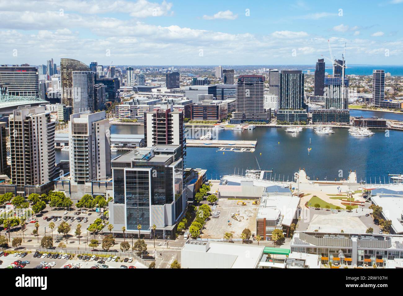 Vista su Docklands e Sth Melbourne in una chiara giornata d'estate a Victoria, Australia Foto Stock