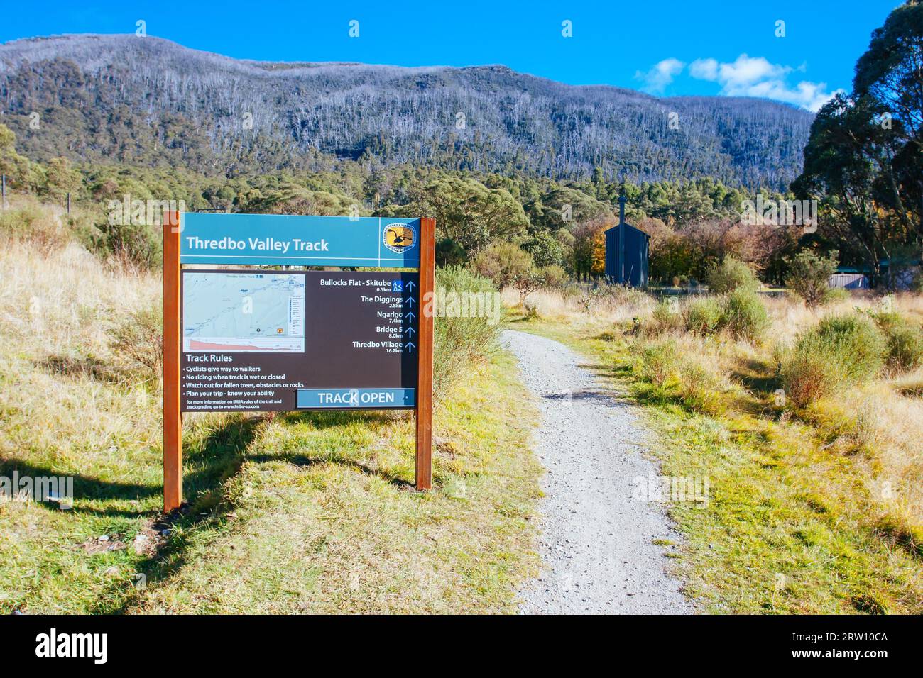 Il famoso Thredo Valley Track, una pista ciclabile che va da Thredbo a Jindabyne attraverso il lago Crackenback nel nuovo Galles del Sud, Australia Foto Stock