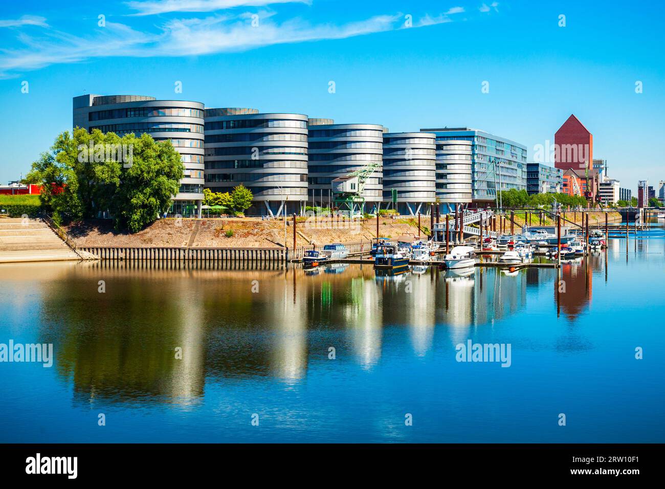 Innenhafen o il porto interno nel quartiere città di Duisburg, Germania Foto Stock