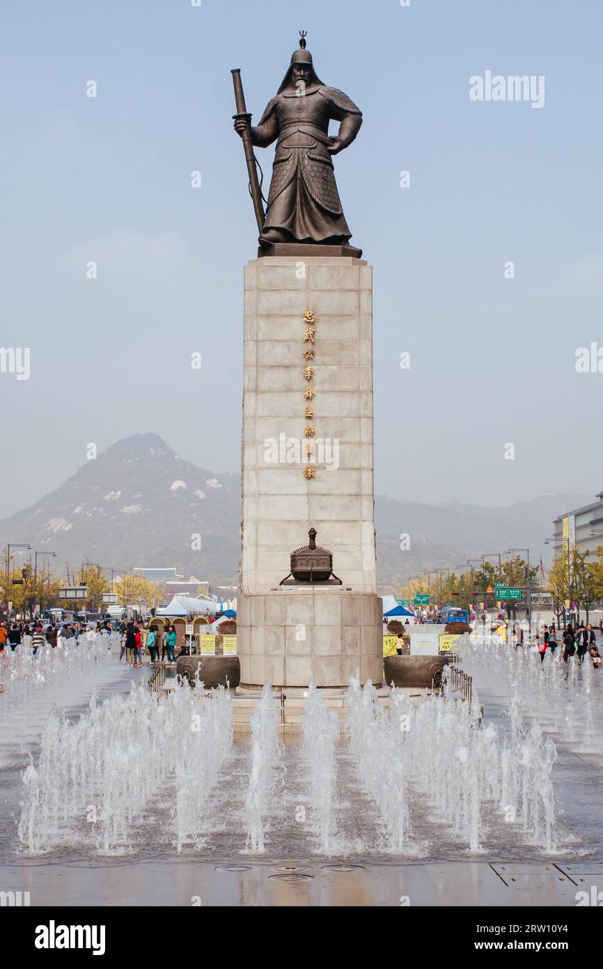 Seul, Corea del Sud, 25 ottobre 2014: Statua dell'ammiraglio Yi Sun Shin a Sejongno, Gwanghwamun Plaza a Seul, Corea del Sud Foto Stock