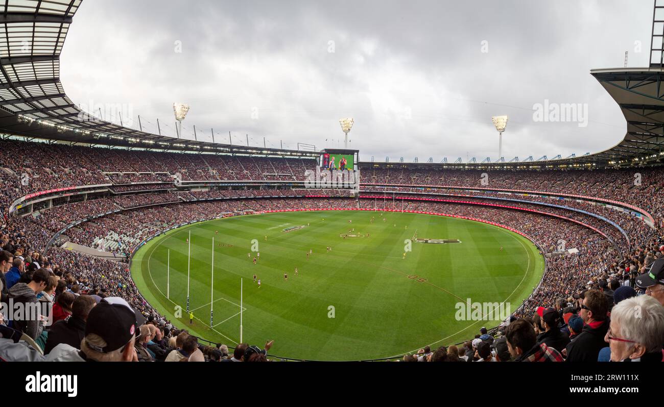 Melbourne, Australia, 25 aprile 2015: Vista panoramica del Melbourne Cricket Ground nell'ANZAC Day 2015 Foto Stock