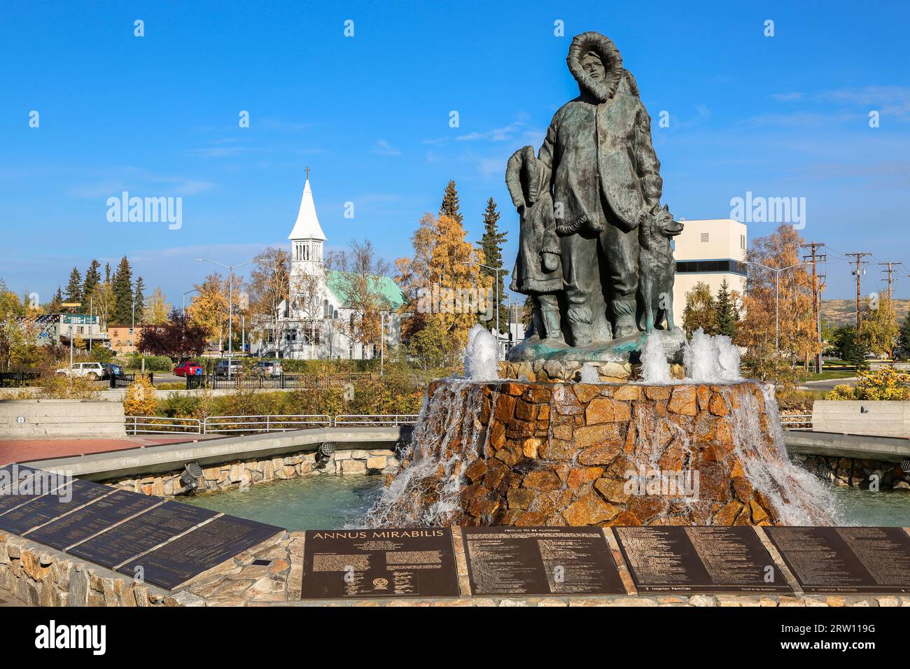 Golden Heart Plaza Downtown Fairbanks con chiesa Conception sullo sfondo, Alaska Foto Stock