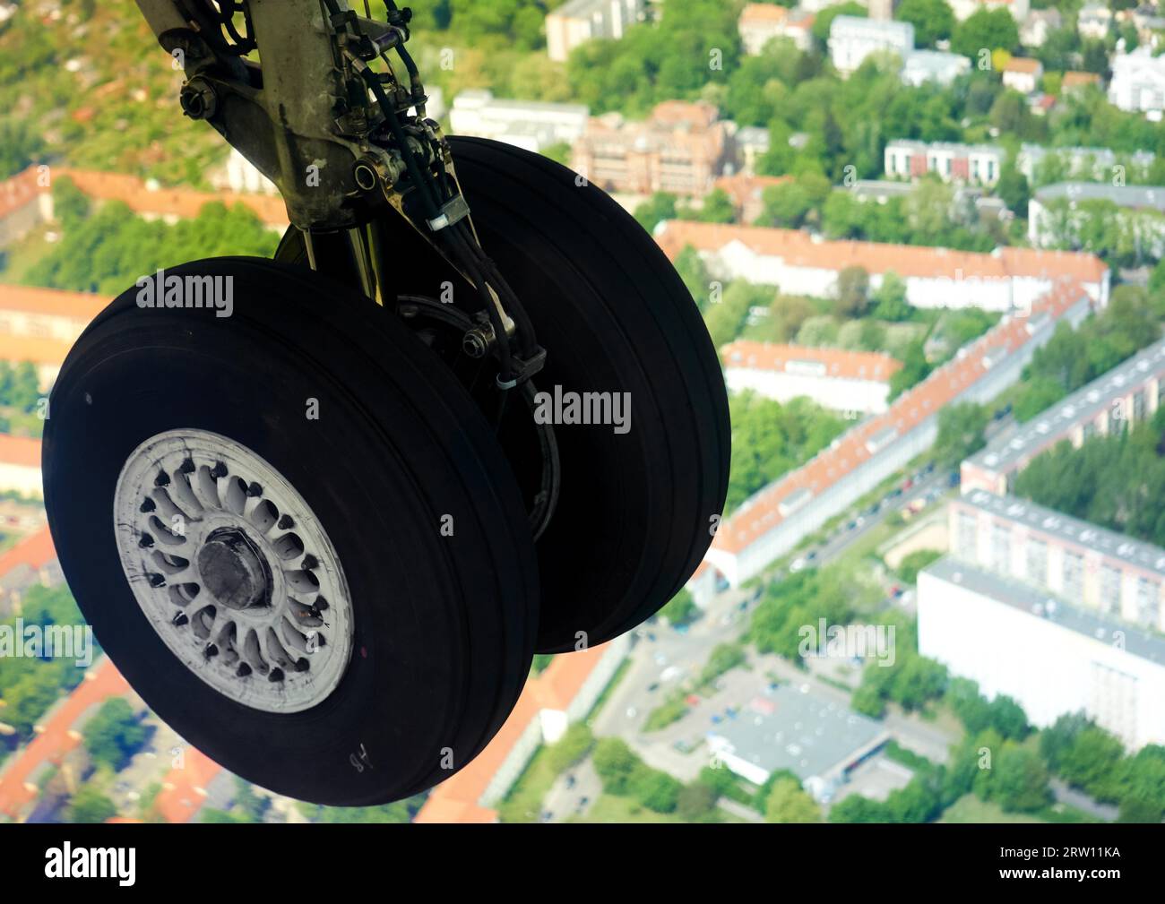 Carrello di atterraggio esteso in volo Foto Stock