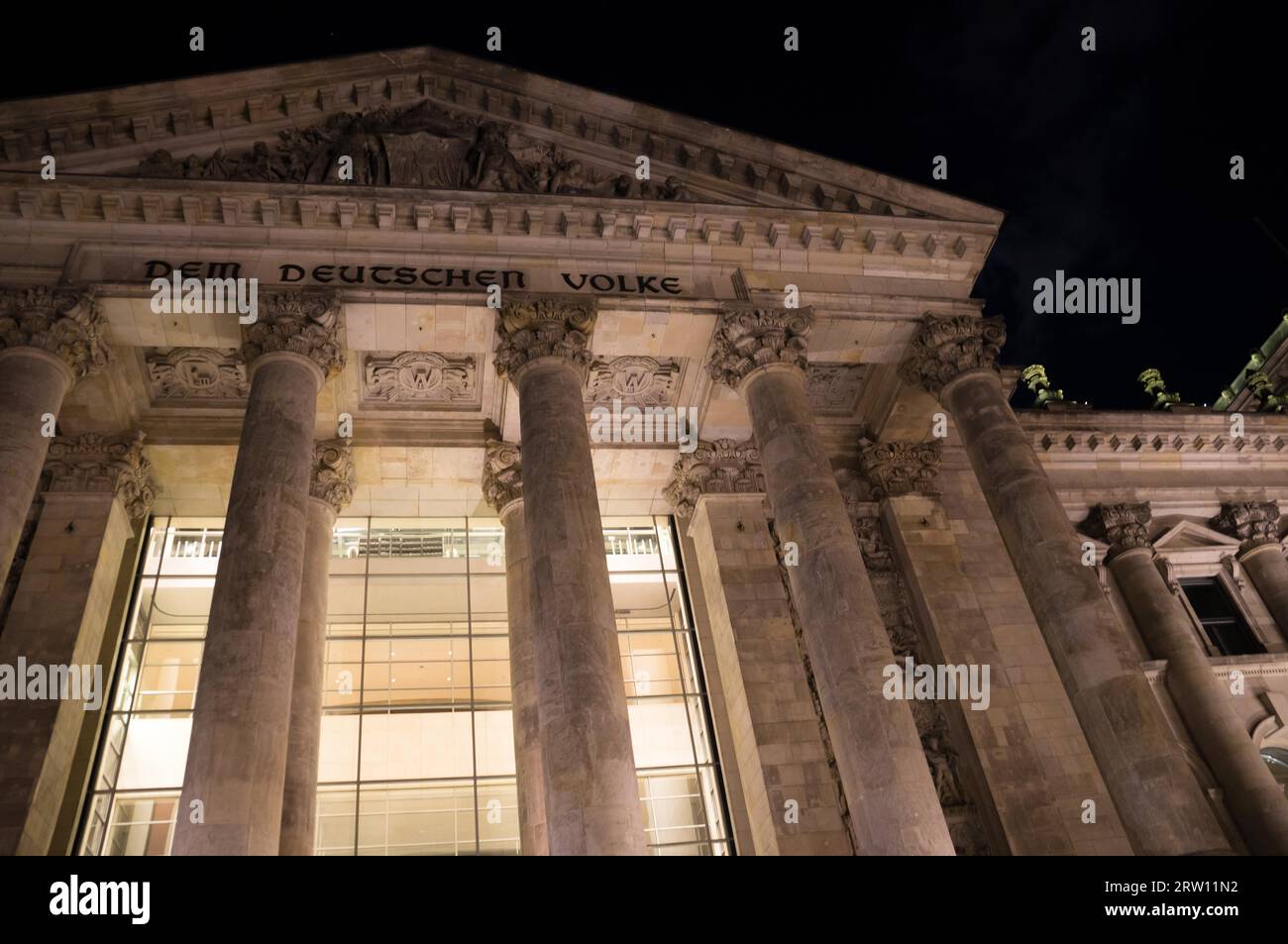 Vista ravvicinata notturna del famoso edificio del Reichstag a Berlino, Germania Foto Stock