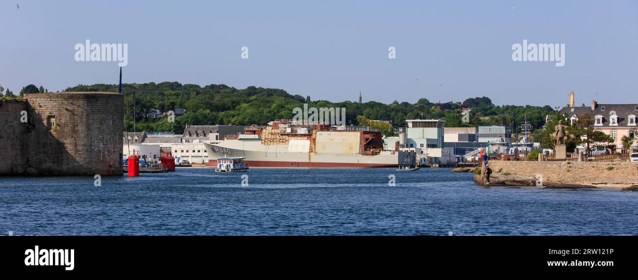 Ingresso nel porto di Concarneau, cacciatore di mine ostende M940 in costruzione per la Marina belga presso il cantiere Piriou, dipartimento di Foto Stock