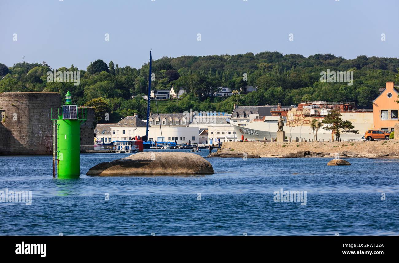 Ingresso nel porto di Concarneau, cacciatore di mine ostende M940 in costruzione per la Marina belga presso il cantiere Piriou, dipartimento di Foto Stock