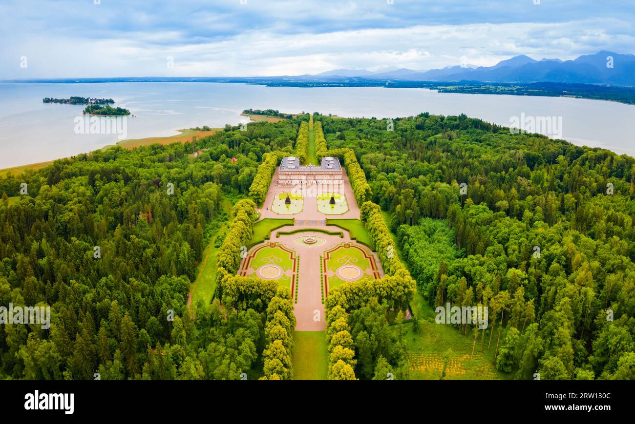 Herrenchiemsee Palace vista panoramica aerea, è un complesso di edifici reali su Herreninsel, l'isola più grande del lago Chiemsee, nel sud B Foto Stock