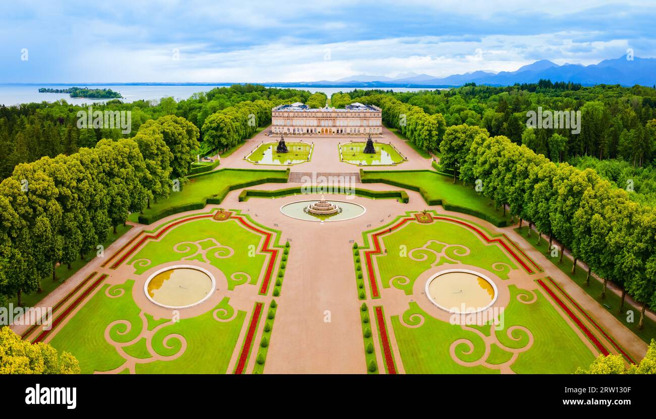 Herrenchiemsee Palace vista panoramica aerea, è un complesso di edifici reali su Herreninsel, l'isola più grande del lago Chiemsee, nel sud B Foto Stock