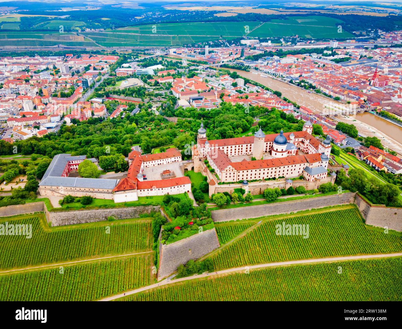 Vista panoramica aerea della fortezza di Marienberg nel centro storico di Wurzburg. Wurzburg (o Wuerzburg) è una città della Baviera, in Germania. Foto Stock