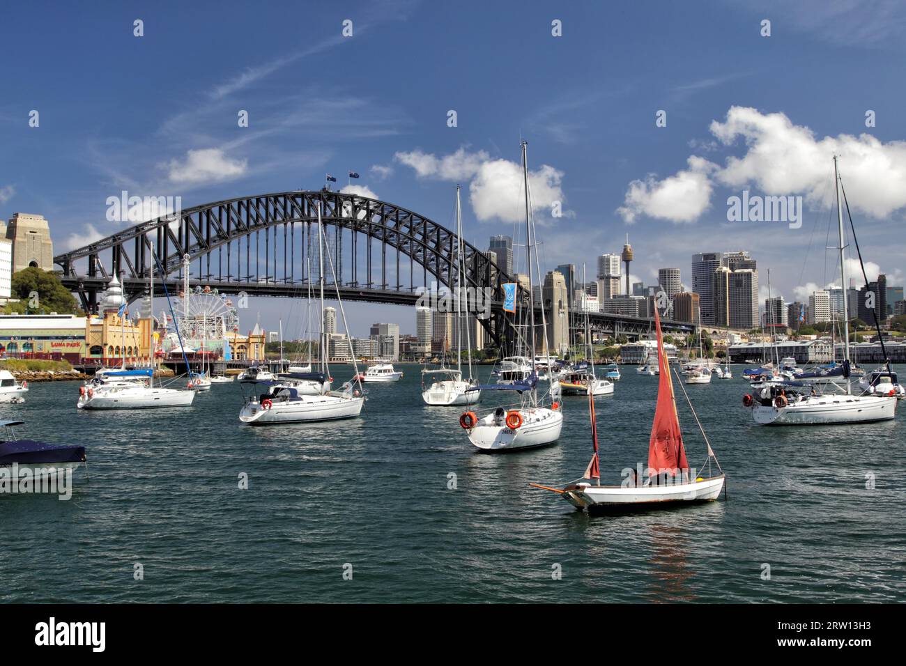 Yacht all'ancora nella Lavender Bay nel porto di Sydney, con il Sydney Harbour Bridge sullo sfondo Foto Stock