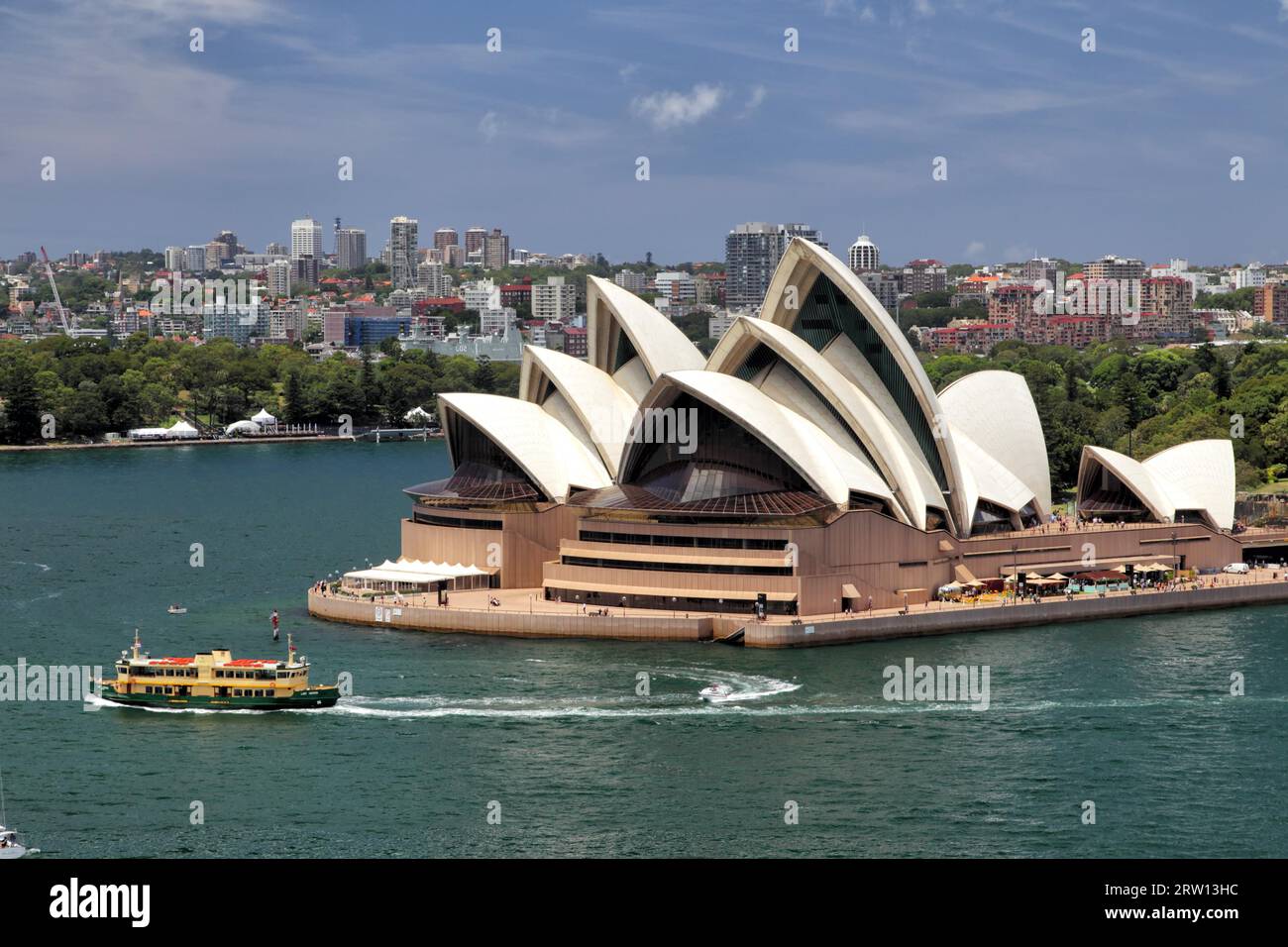 La Sydney Opera House sul Sydney Harbour, Australia, vista dal Sydney Harbor Bridge Foto Stock