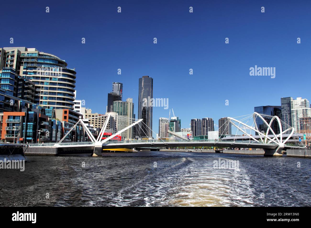 Vista di Melbourne dal fiume Yarra, Victoria, Australia, in una splendida giornata estiva. Vista di Melbourne dal fiume Yarra, in una soleggiata giornata estiva Foto Stock