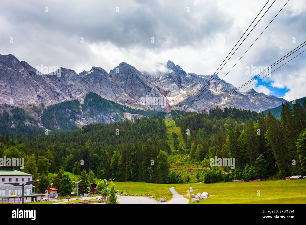 Zugspitze e Alpi Alpspitze vista panoramica dalla città di Garmisch-partenkirchen in Baviera, Germania meridionale Foto Stock