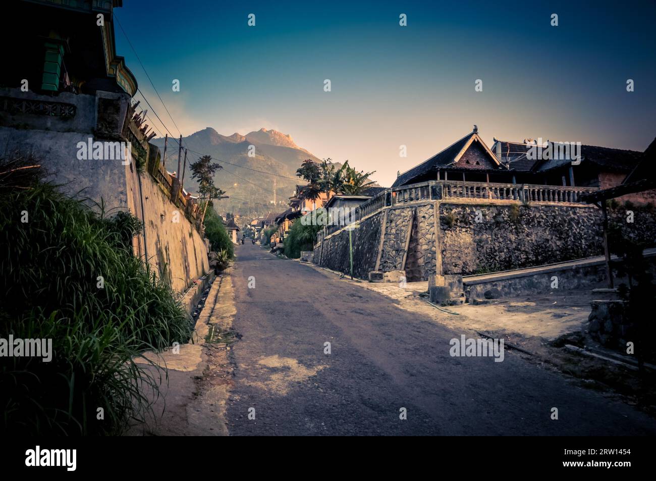 Vista panoramica del Monte Merbabu, stratovulcano inattivo, dalle strade vicino a Yogya nella provincia centrale di Giava in Indonesia Foto Stock