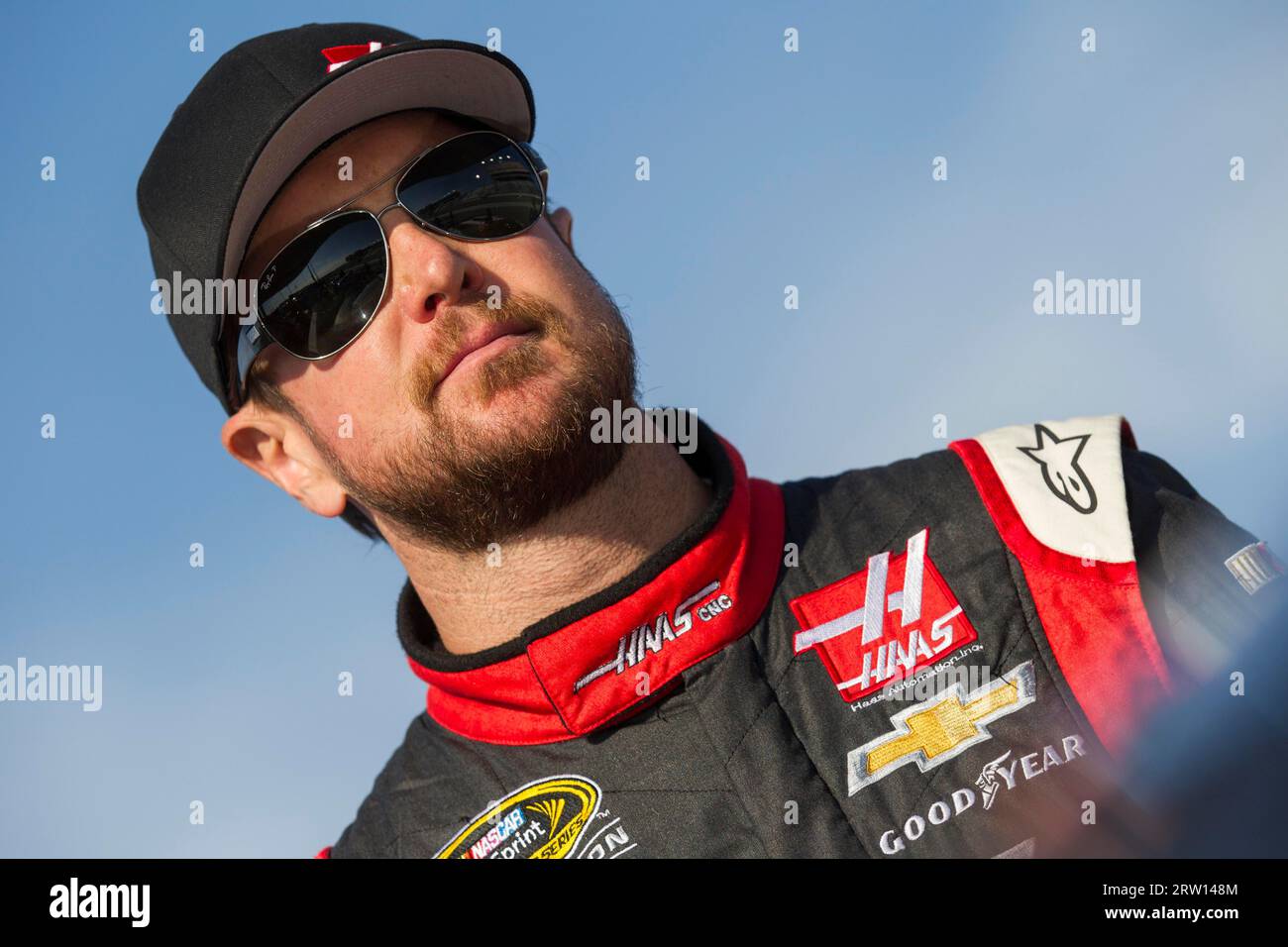 Richmond, va, 24 aprile 2015: Kurt Busch (41) assiste al lavoro del suo equipaggio durante una sessione di pratica per i proprietari Toyota 400 a Richmond International Foto Stock