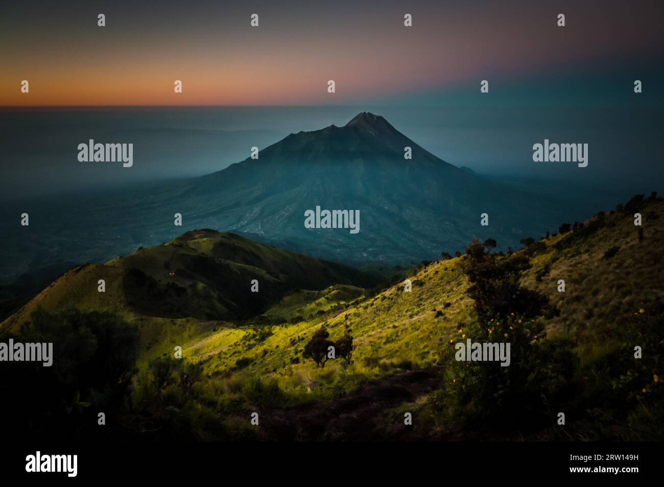 Vista aerea panoramica dello stratovulcano dormiente, del Monte Merbabu e delle montagne circostanti vicino a Yogya nella provincia centrale di Giava in Indonesia. In questo Foto Stock