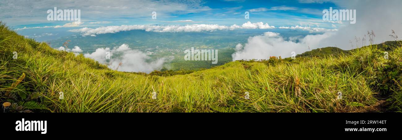 Foto panoramica delle montagne e la nebbia al di sopra di essi in Gunung Klabat nel Nord Sulawesi, Indonesia. In questa regione si può rispondere solo alle persone da isolato Foto Stock