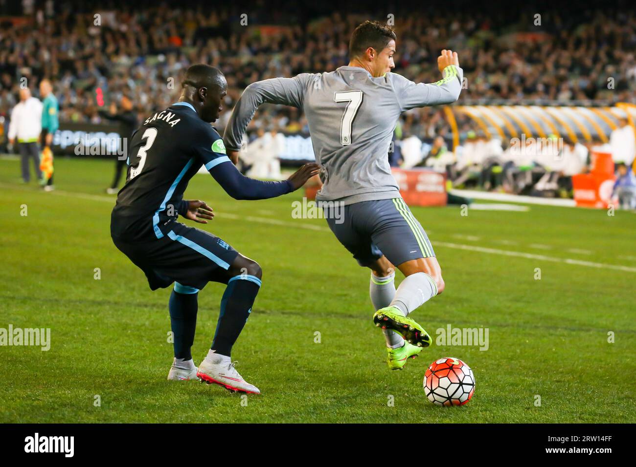 MELBOURNE, AUSTRALIA, 24 LUGLIO: Bacary Sagna e Cristiano Ronaldo litigano per il pallone mentre il Manchester City gioca il Real Madrid nella partita 3 dei 2015 Foto Stock