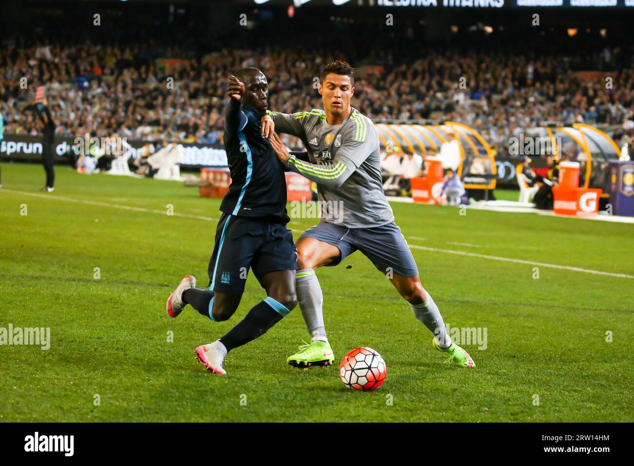 MELBOURNE, AUSTRALIA, 24 LUGLIO: Bacary Sagna e Cristiano Ronaldo litigano per il pallone mentre il Manchester City gioca il Real Madrid nella partita 3 dei 2015 Foto Stock