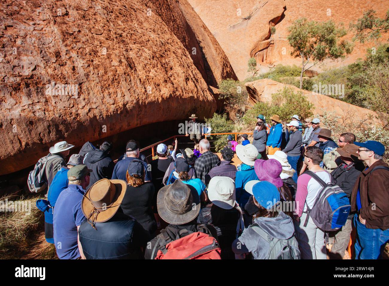 Uluru, Australia, 4 luglio 2015: La famosa passeggiata guidata Mala intorno alla base di Uluru in una mattinata d'inverno limpida nel territorio del Nord, in Australia Foto Stock