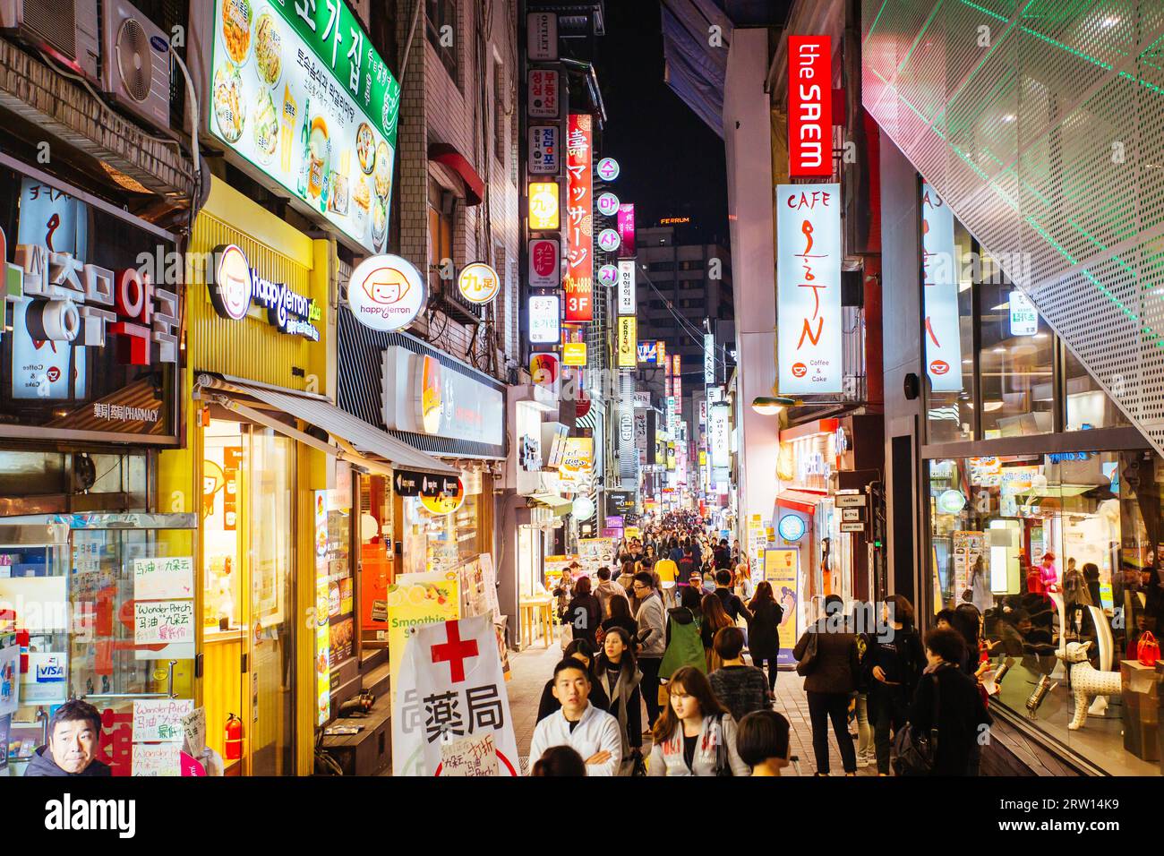 Seul, Corea del Sud, 23 ottobre 2014: Myeong-dong è un vivace quartiere dello shopping e del turismo a Jong-GU, nella zona centrale di Seul, Corea del Sud Foto Stock