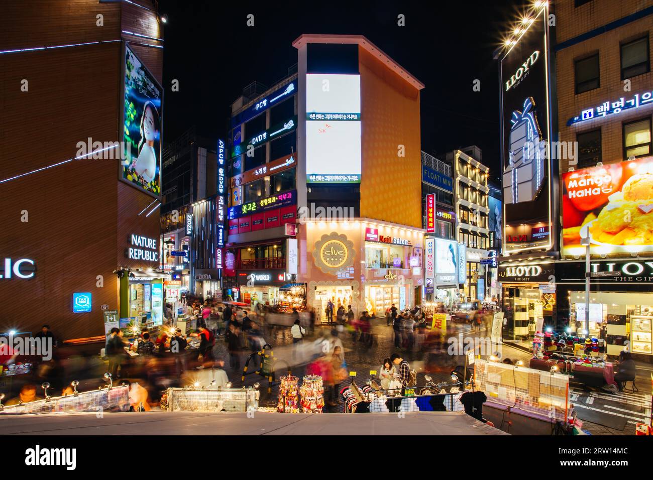 Seul, Corea del Sud, 23 ottobre 2014: Myeong-dong è un vivace quartiere dello shopping e del turismo a Jong-GU, nella zona centrale di Seul, Corea del Sud Foto Stock