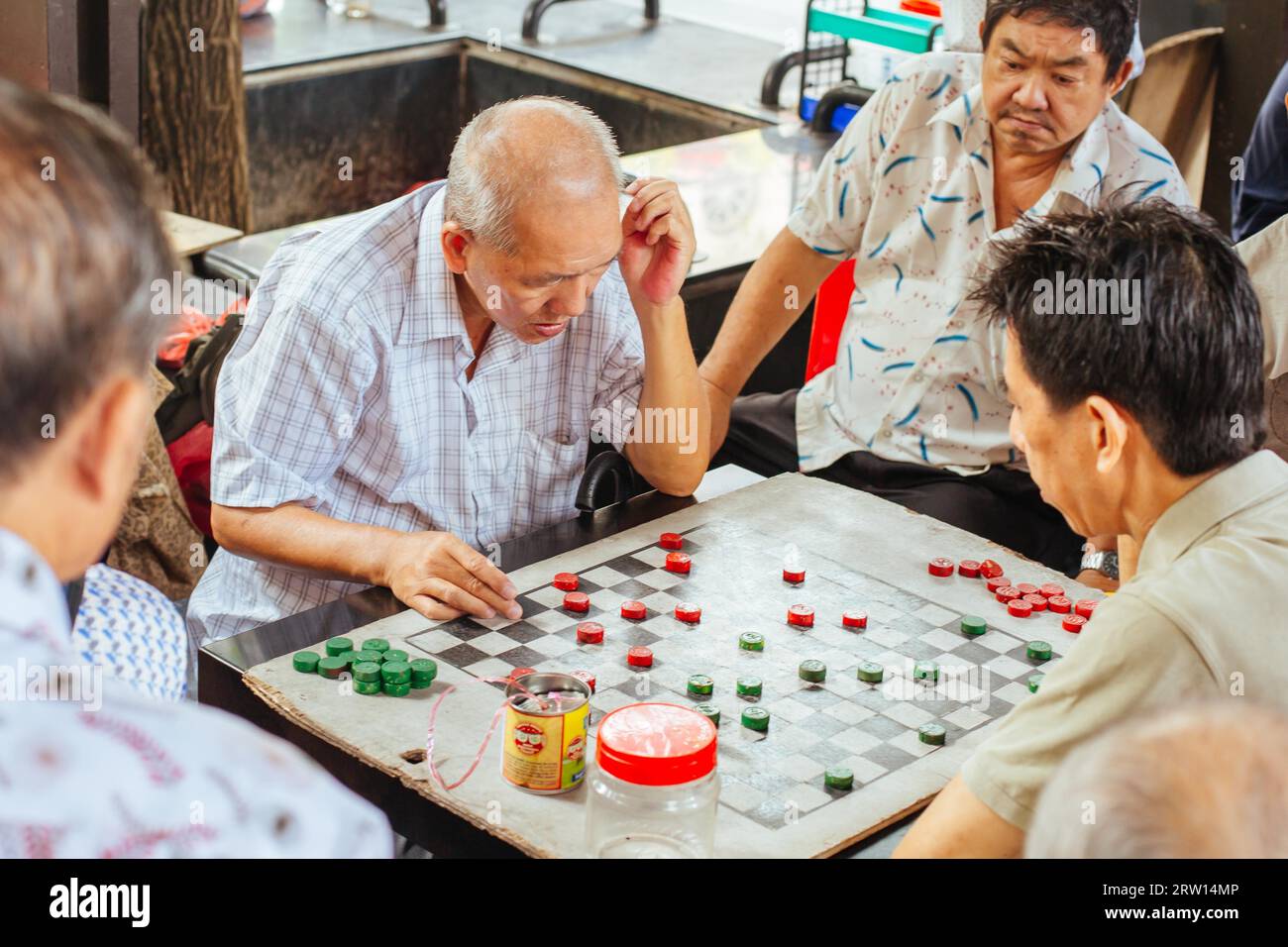 Chinatown, Singapore, 21 giugno 2015: Gli uomini cinesi più anziani giocano a Xiangqi, o scacchi cinesi in uno spazio pubblico di Singapore Foto Stock