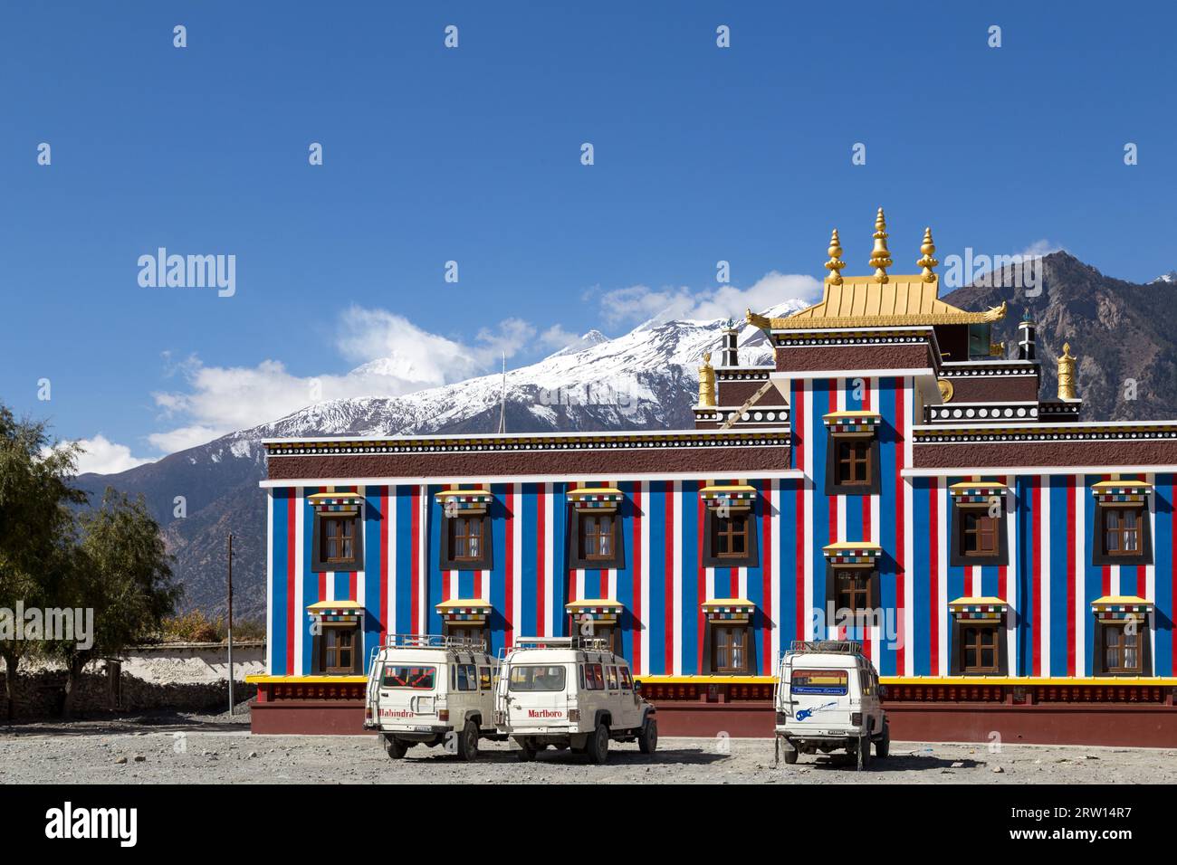 Jomsom, Nepal, 3 novembre 2014: Jeep di fronte a un colorato tempio buddista Foto Stock