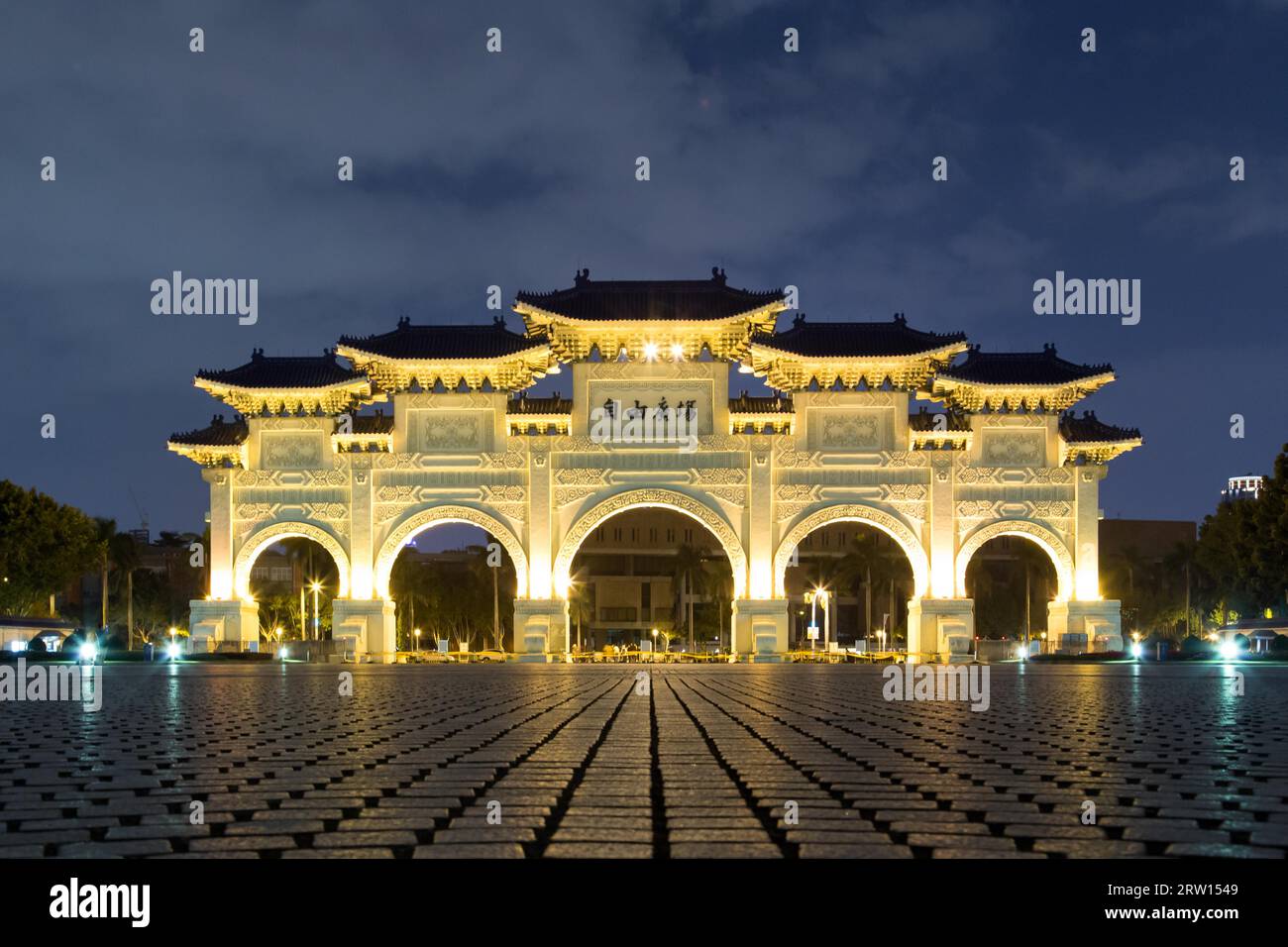 Taipei, Taiwan, 9 gennaio 2015: Cancello anteriore illuminato al Chiang Kai-Shek Memorial Hall Foto Stock