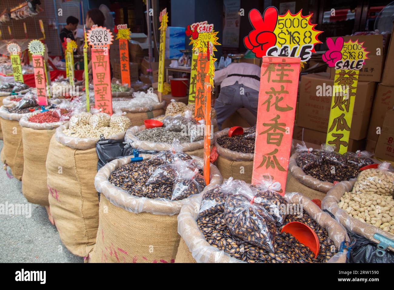 Singapore, Singapore, 3 febbraio 2015: Frutta secca in sacchetti in vendita al mercato locale nel quartiere di Chinatown Foto Stock