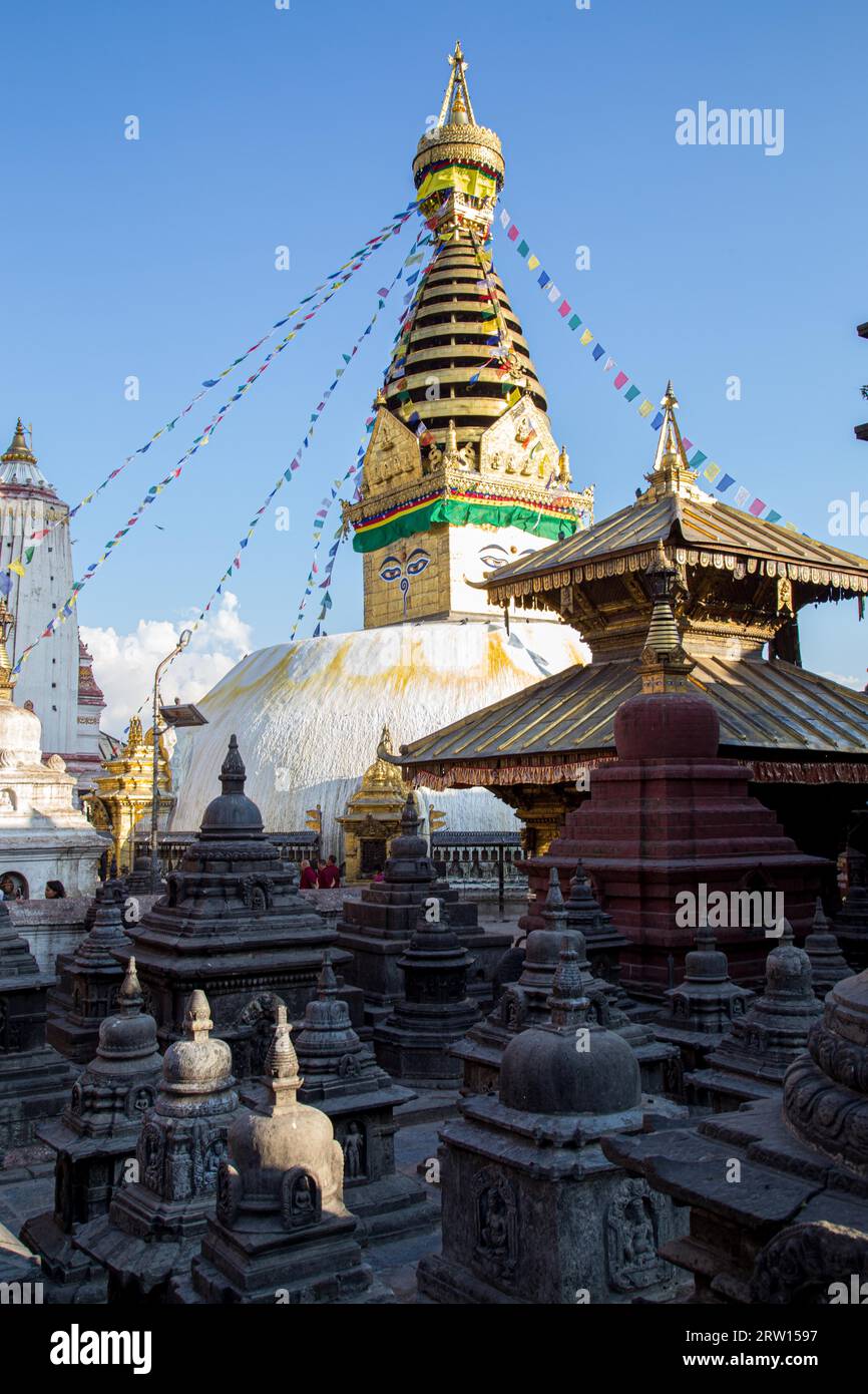 Kathmandu, Nepal, 20 ottobre 2014: Lo stupa nel tempio buddista Swayambunath, chiamato anche tempio delle scimmie Foto Stock