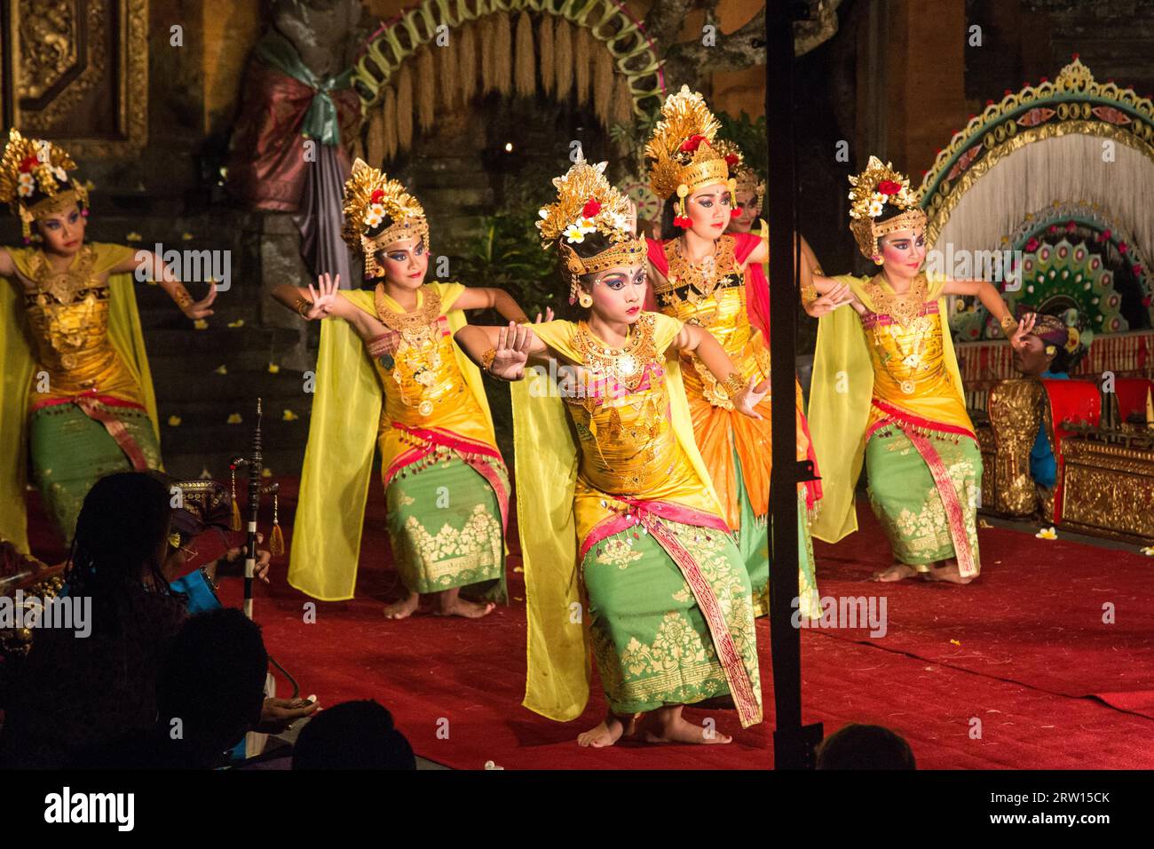 Ubud, Indonesia, 1 luglio 2015: Ballerini che eseguono la tradizionale danza Legong e Barong al Palazzo di Ubud Foto Stock