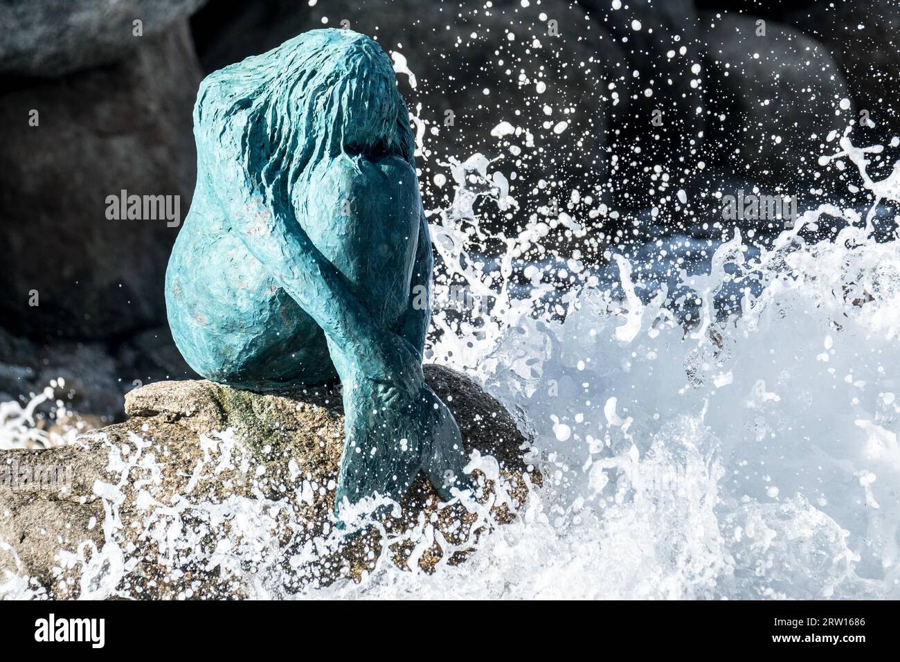 Le tempeste primaverili si propagano sul mare. Qui si lavano intorno alla statua della sirena nel porto di l'ile-Rousse, nel nord-ovest del Mediterraneo Foto Stock