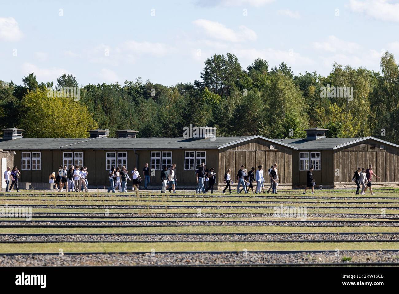 Oranienburg, Germania. 15 settembre 2023. I visitatori attraversano i terreni dell'ex campo di concentramento di Sachsenhausen. Credito: Hannes P. Albert/dpa/Alamy Live News Foto Stock