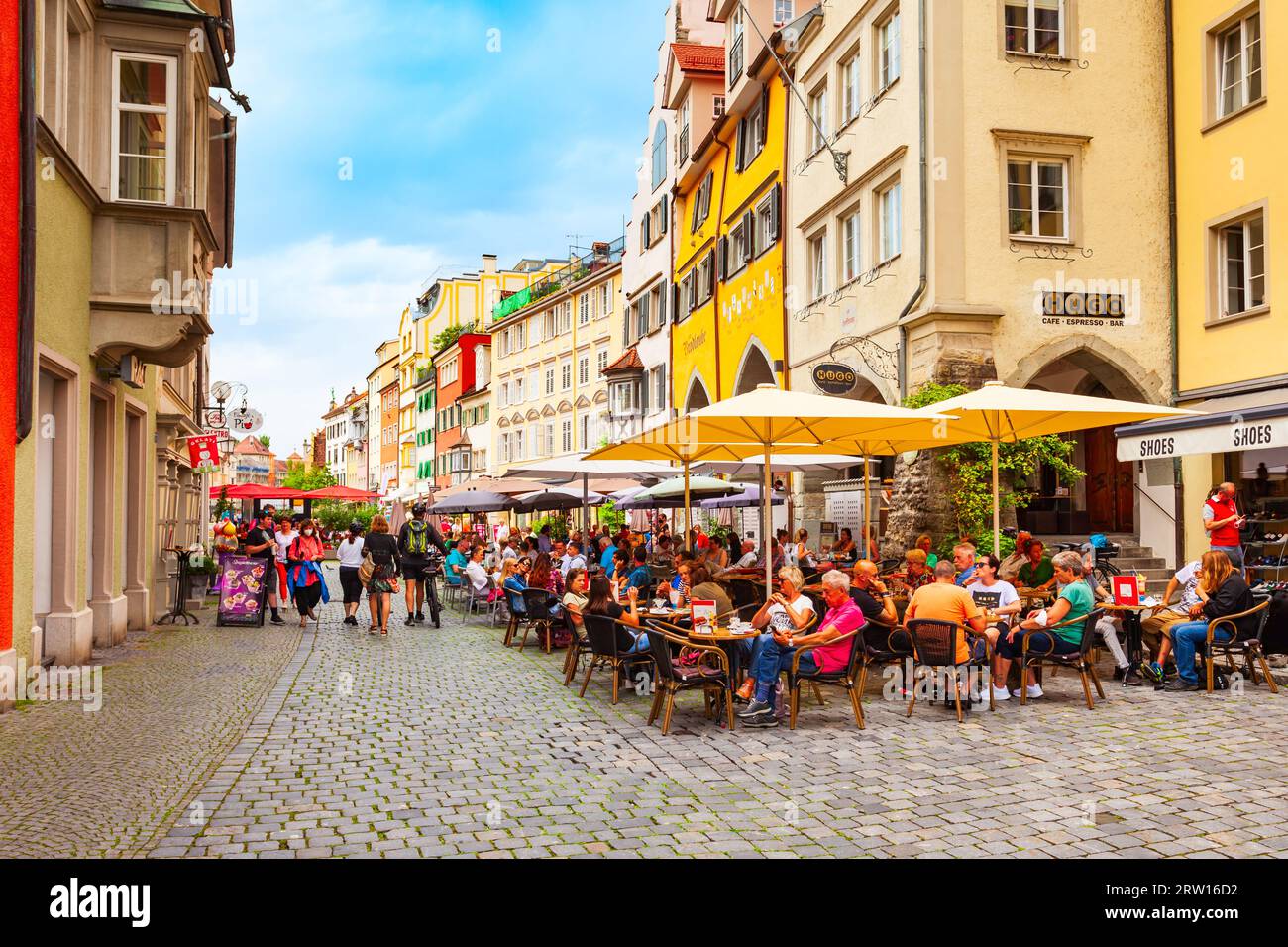 Lindau, Germania - 04 luglio 2021: Caffè Steet nel centro storico di Lindau. Lindau è una delle principali città e isola sul lago di Costanza o Bodensee in Baviera, tedesco Foto Stock