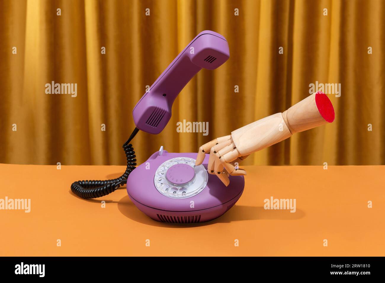 Manopole in legno per un numero su un telefono retrò. Foto concettuale. Foto di alta qualità Foto Stock